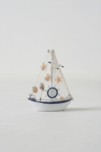 Single sailboat left angle - Studio